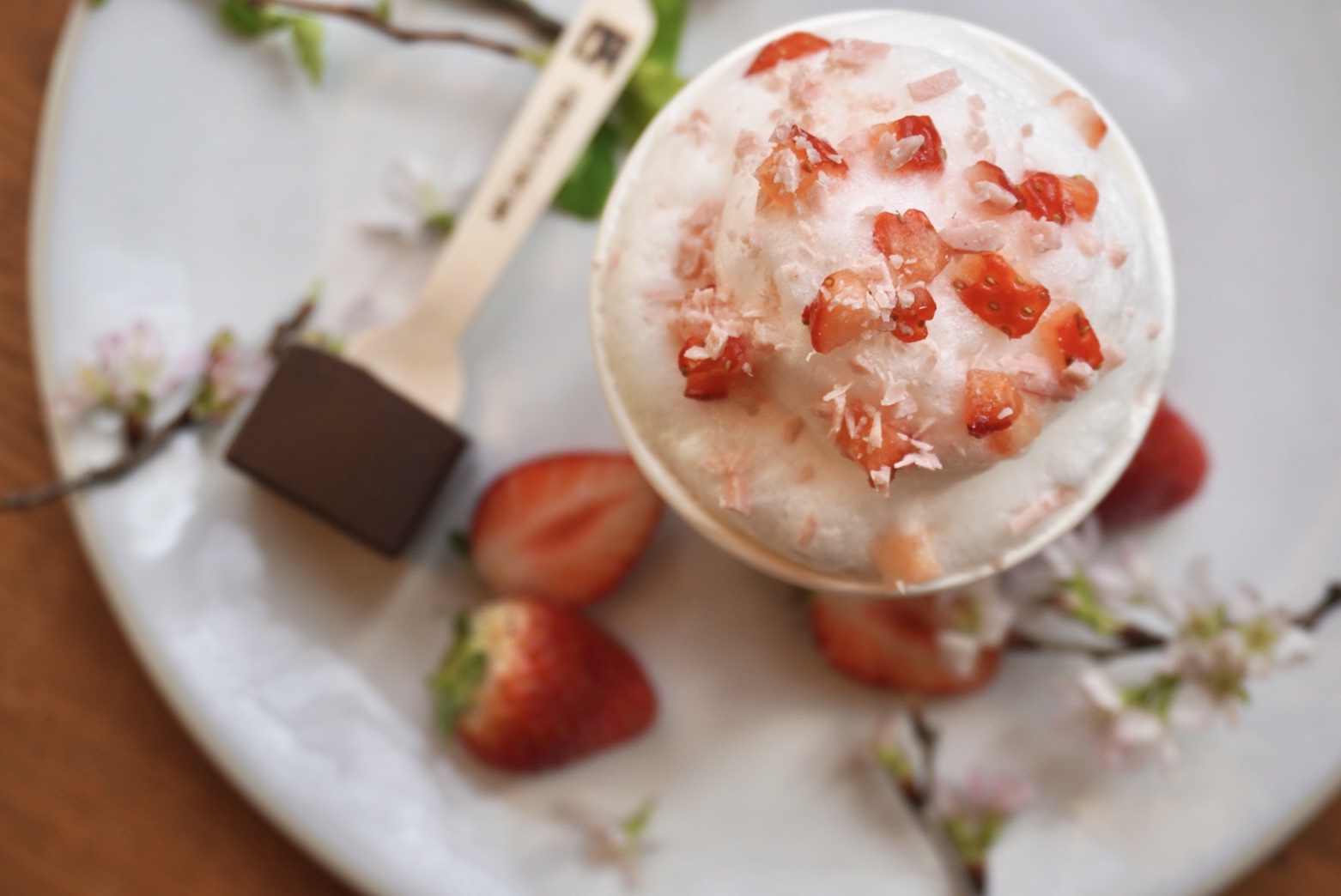 在哈鲁尼雷露台感受春天的气息。品尝令人舒缓的春日色彩甜点和饮品。